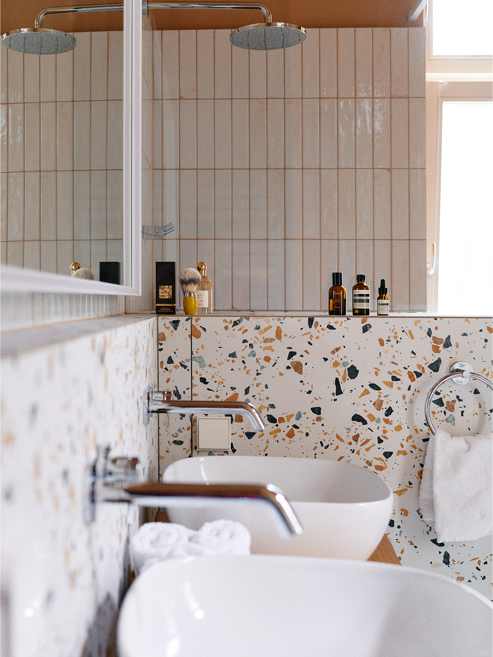 Badezimmer mit Doppelwaschbecken und Terrazzo-Fliesen