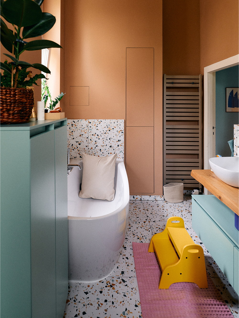 Badezimmer mit freistehender Badewanne